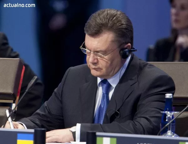 Янукович прие оставката на Азаров и украинското правителство
