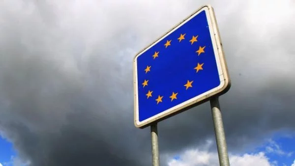 ЕС заплаши Гърция, че ще я изключи от Шенген