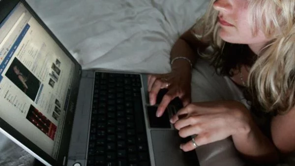 Какво казва статусът във Facebook за нас