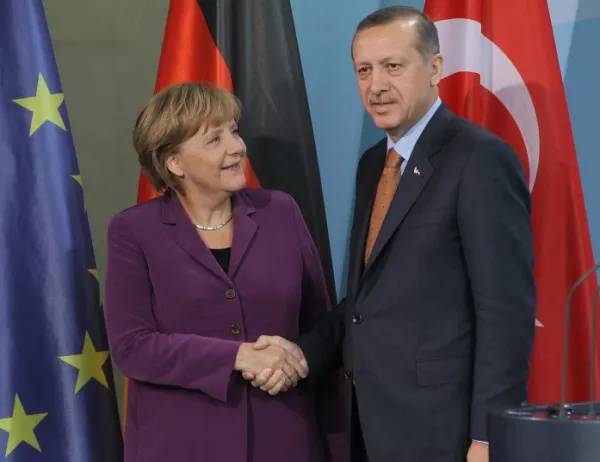 Меркел може да спечели от призива на Ердоган към турците в Германия да не гласуват