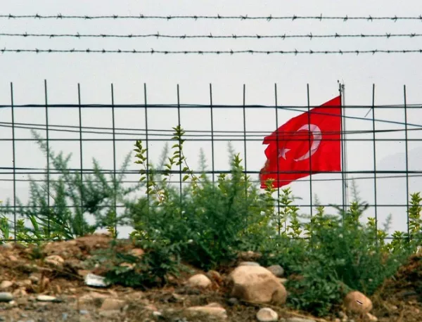 Потокът от бежанци към Турция не спира