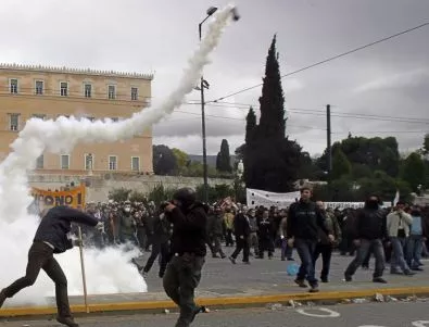 Сблъсъци между полицаи и протестиращи избухнаха в Атина