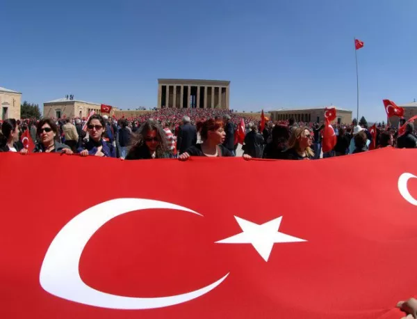 "Мудис" понижи кредитния рейтинг на Турция 