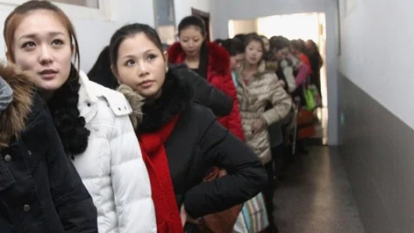 В Китай студентки пращат голи снимки като гаранция за кредит