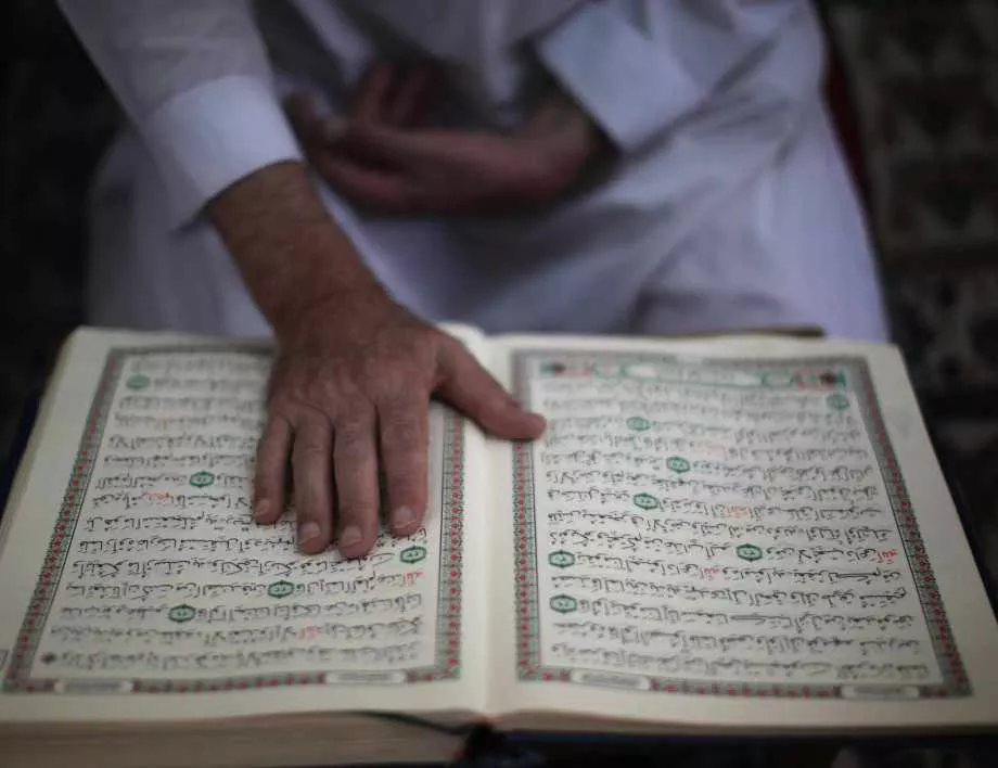 С вериги и насилие учат на Корана в нигерийски град