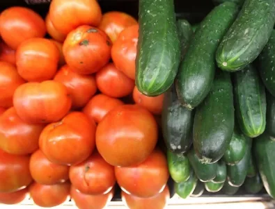 Поевтиняват вносните домати и краставици