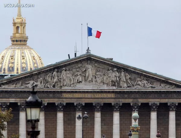 Мъж изсипа тонове тор пред френския парламент, иска оставката на Оланд