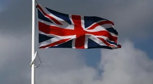 Великобритания няма да напуска Евратом засега