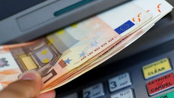 Гърците масово теглят парите си от банките