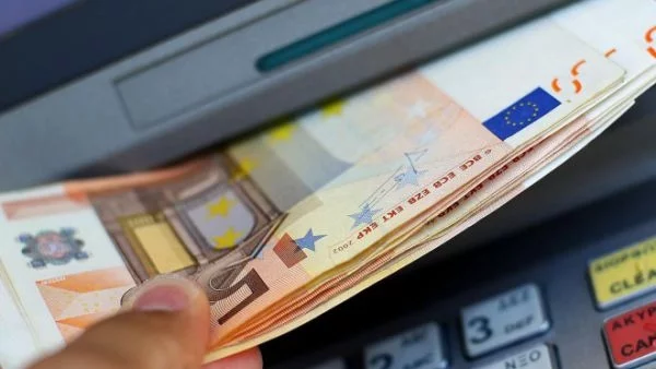 Гърците изтеглили 100 млрд. евро депозити 