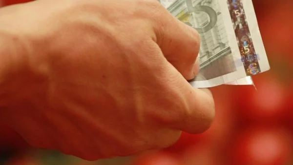 Заплатите в частния сектор в Гърция продължават да се понижават