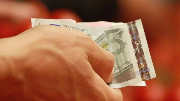 Икономисти предлагат по-високо ДДС и необлагаема минимална заплата