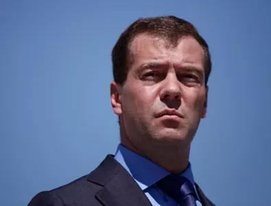 Медведев пусна в Twitter, че подава оставка, Кремъл обвини хакери за съобщението
