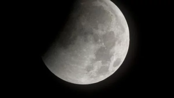 Луната е по-млада, отколкото се смяташе досега