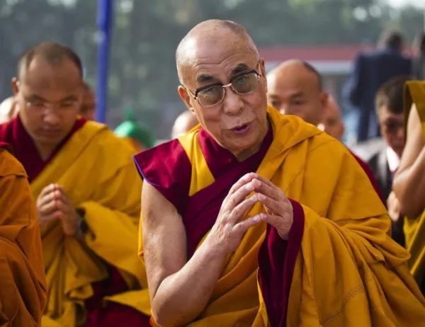 Далай Лама постъпи в болница 