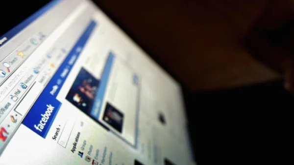 Facebook струва над 200 млрд. долара