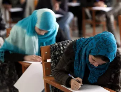 Повечето момичета във Франция изглежда са готови да се откажат от мюсюлманската абая