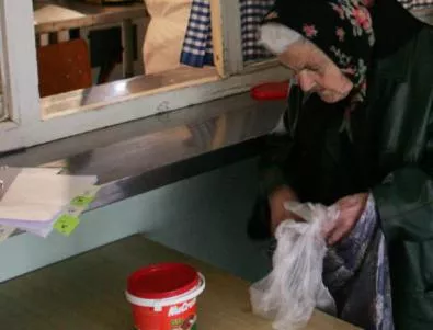 Раздават храни на бедните в Пловдив