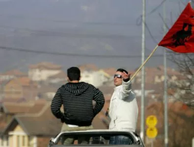 Косовските албанци масово напускат страната