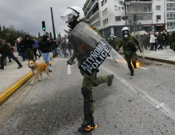 Гръцките власти използваха сълзотворен газ срещу протестиращи в Атина
