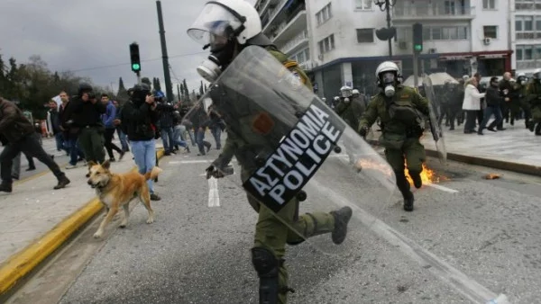 Гръцките власти използваха сълзотворен газ срещу протестиращи в Атина