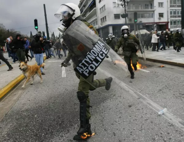 Група анархисти вилня в центъра на Атина 