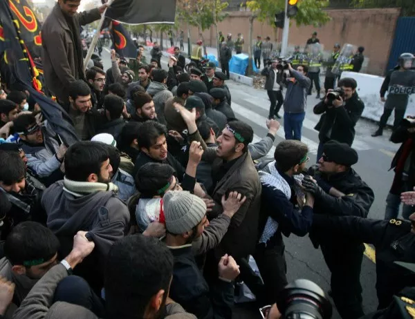 Полицай загина при протестите в Иран