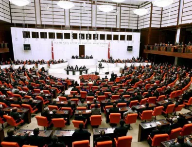 Счупените носове в турския парламент станаха вече два
