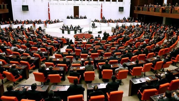 Счупените носове в турския парламент станаха вече два