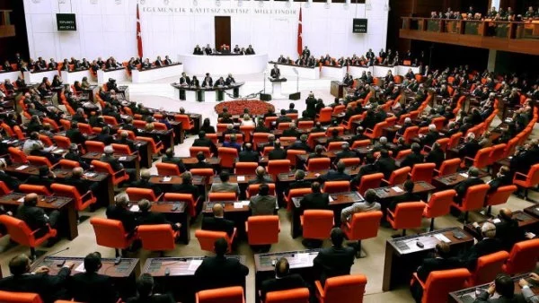 Парламентът на Турция одобри въвеждането на 3-месечно извънредно положение