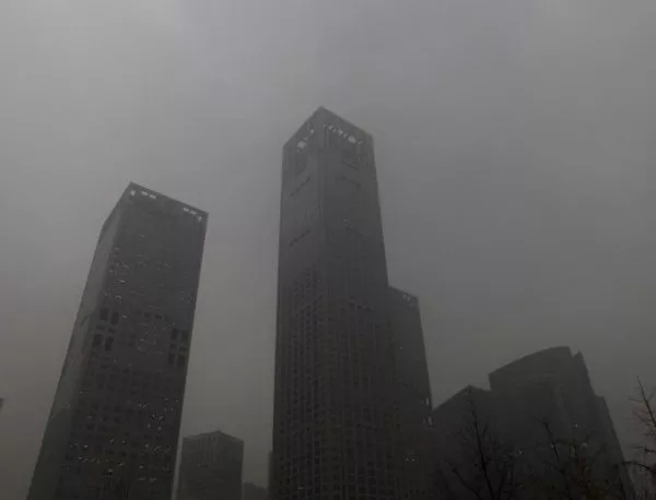 В Пекин хората не трябва да излизат от вкъщи заради гъстия смог
