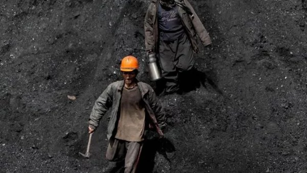 Близо 500 миньори блокирани под земята в Източна Украйна 