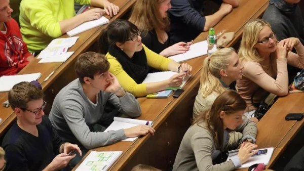 Великобритания разследва източноевропейски студенти за незаконни помощи 