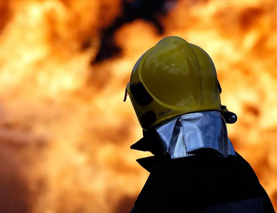 Бензиностанция на косъм от трагедия при пожар край Пловдив