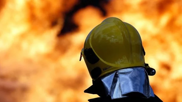 Двама пострадаха при пожар в завод на Shell в Ротердам