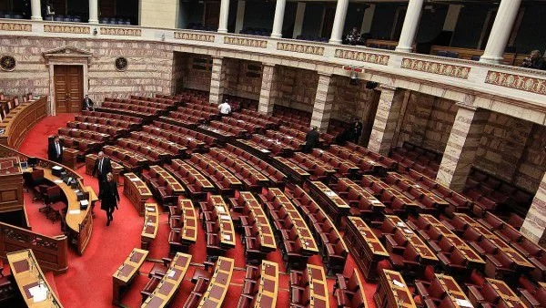 Гръцките депутати трябва да върнат януарските си заплати