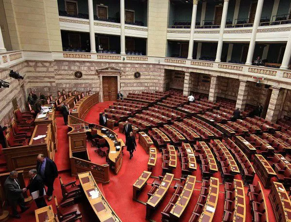 Какви са настроенията в гръцкия парламент преди гласуването за спасителната помощ