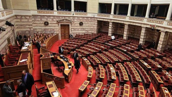 Какви са настроенията в гръцкия парламент преди гласуването за спасителната помощ