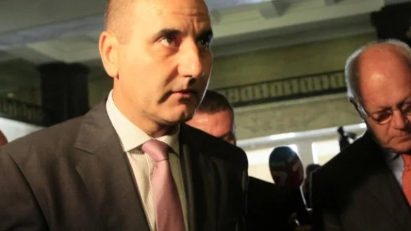Цветанов отрече да е имало чадър върху Бисеров