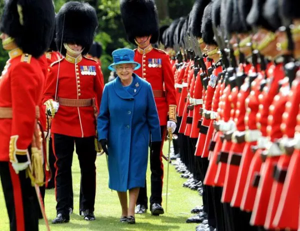 Спешна среща на цялото домакинство на английската кралица - неясно защо