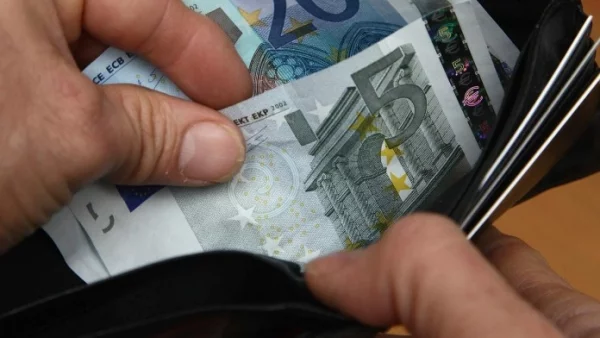 68-годишна жена даде 16 000 евро на телефонни измамници