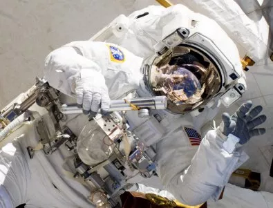 Американски астронавти с близо 7 часа космическа разходка