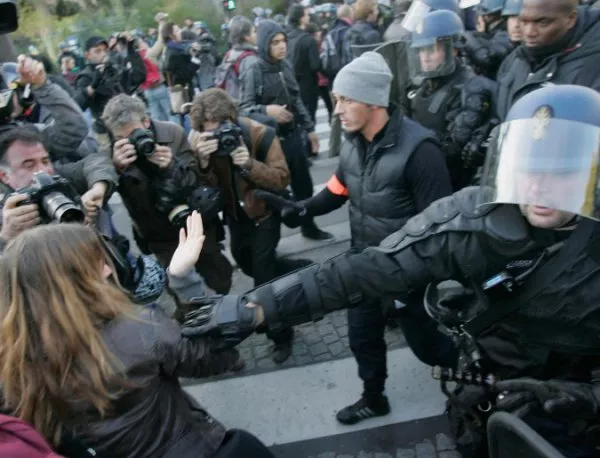 24 полицаи и жандармеристи са ранени при протестите във Франция, 124 души са арестувани