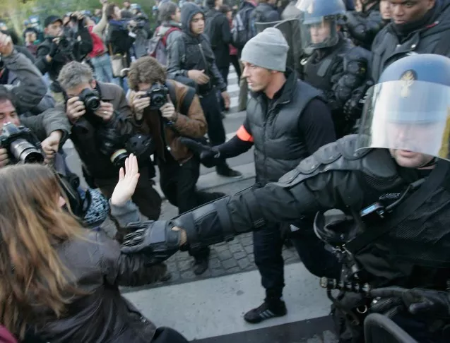 Сблъсъци между полиция и протестиращи студенти в Париж
