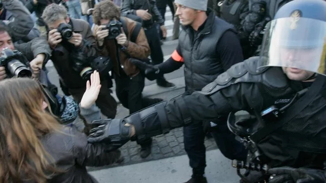 Сблъсъци между полиция и протестиращи студенти в Париж