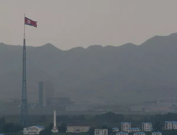 Северна Корея изстреля две балистични ракети 