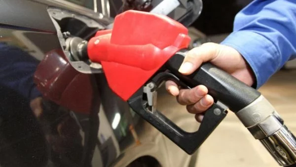 Рекордно поевтиняване на горивата у нас 