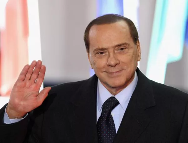 Общественополезният труд на Берлускони - серенади