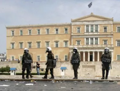 В центъра на Атина избухна самоделна бомба