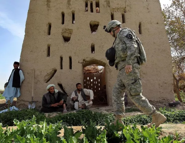 Талибан атентатор уби петима цивилни в Афганистан